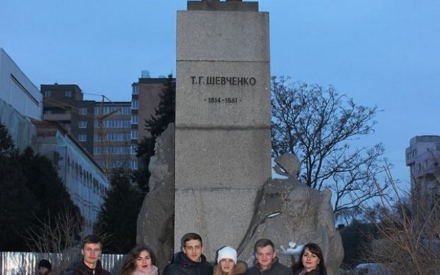 Кривой Рог присоединился ко всемирному флешмобу ко Дню рождения Тараса Шевченко Фото № 15 Кривой Рог присоединился ко всемирному флешмобу ко Дню рождения Тараса Шевченко Фото № 15