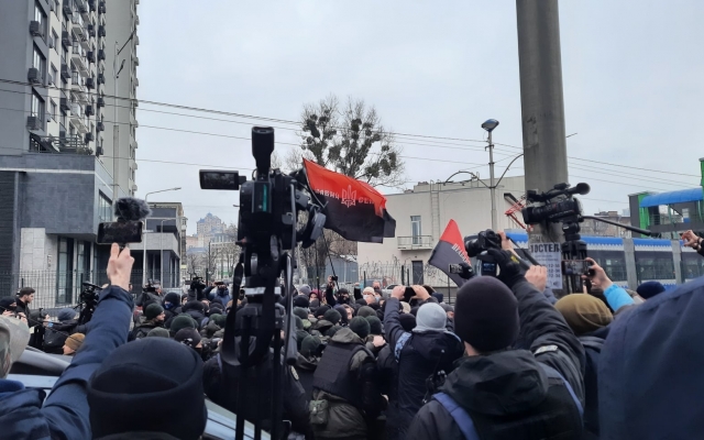 У зданий телеканалов «НАШ» и «Интер» проходят акции протеста Фото № 0 У зданий телеканалов «НАШ» и «Интер» проходят акции протеста Фото № 0