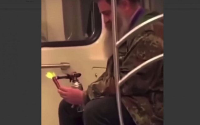 В киевском метро мужчина достал газовый примус и поджарил сосиску (ВИДЕО) Фото № 0 В киевском метро мужчина достал газовый примус и поджарил сосиску (ВИДЕО) Фото № 0