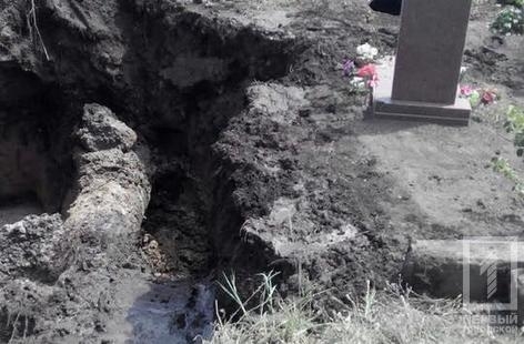 Под Кривым Рогом над водоводом размыло несколько могил Фото № 0 Под Кривым Рогом над водоводом размыло несколько могил Фото № 0
