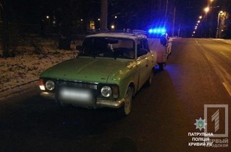 Криворожанин ножницами пробил капот полицейской машины Фото № 0 Криворожанин ножницами пробил капот полицейской машины Фото № 0