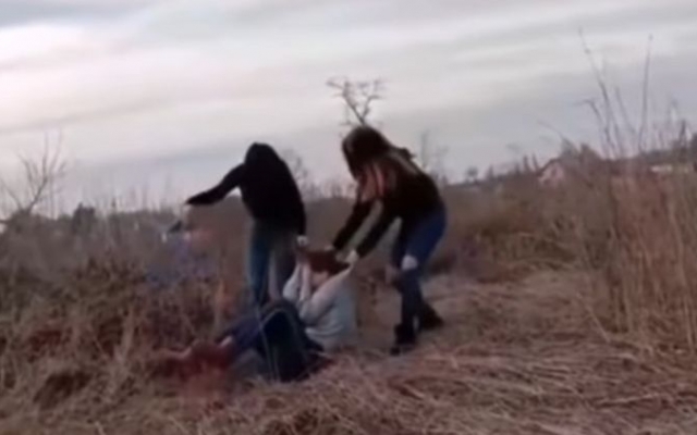 Под Житомиром школьницы жестоко избили девочку и сняли это на видео Фото № 0 Под Житомиром школьницы жестоко избили девочку и сняли это на видео Фото № 0