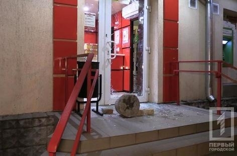 Ночью двое мужчин разгромили пивной магазин в Кривом Роге Фото № 0 Ночью двое мужчин разгромили пивной магазин в Кривом Роге Фото № 0
