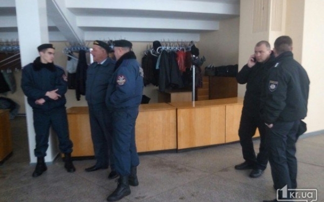 Сессия горсовета Кривого Рога под усиленной охраной Фото № 3 Сессия горсовета Кривого Рога под усиленной охраной Фото № 3