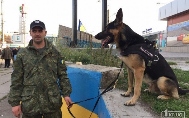 Криворожане вышли на акцию в поддержку митингующих в Киеве украинцев Фото № 1 Криворожане вышли на акцию в поддержку митингующих в Киеве украинцев Фото № 1