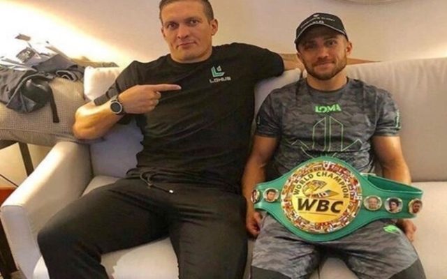 Боксер Александр Усик решил поддержать друга и коллегу Василия Ломаченко после разгромного боя Фото № 0 Боксер Александр Усик решил поддержать друга и коллегу Василия Ломаченко после разгромного боя Фото № 0