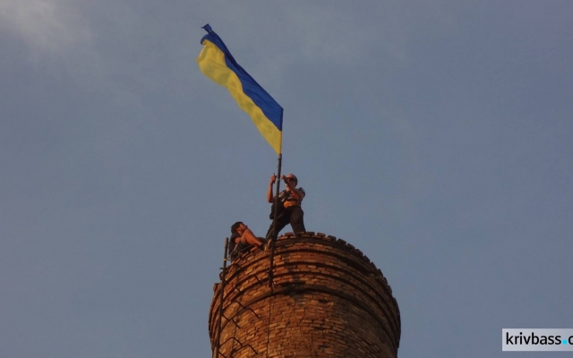 Патриоты Кривого Рога вывесили флаги Украины на наивысших точках города (ФОТО) Фото № 6 Патриоты Кривого Рога вывесили флаги Украины на наивысших точках города (ФОТО) Фото № 6