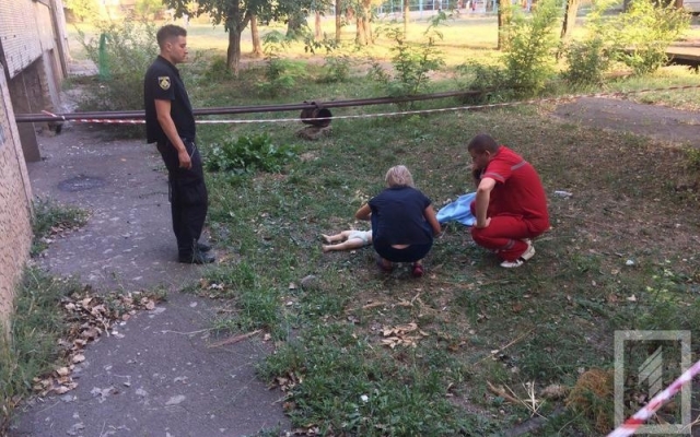 В Кривом Роге разбился ребенок, выпав с 4 этажа Фото № 0 В Кривом Роге разбился ребенок, выпав с 4 этажа Фото № 0