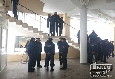 Сессия горсовета Кривого Рога под усиленной охраной Фото № 0 Сессия горсовета Кривого Рога под усиленной охраной Фото № 0