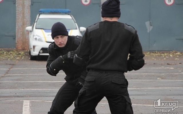 Патрульные Кривого Рога продемонстрировали свои умения Фото № 12 Патрульные Кривого Рога продемонстрировали свои умения Фото № 12