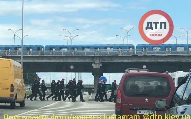 В Киеве сообщили о минировании моста метро, здесь находится человек с пакетом и пультом Фото № 1 В Киеве сообщили о минировании моста метро, здесь находится человек с пакетом и пультом Фото № 1