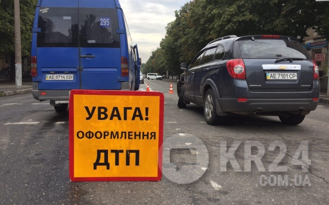 В Кривом Роге маршрутка столкнулась с легковушкой, пятеро пострадавших госпитализировали Фото № 2 В Кривом Роге маршрутка столкнулась с легковушкой, пятеро пострадавших госпитализировали Фото № 2