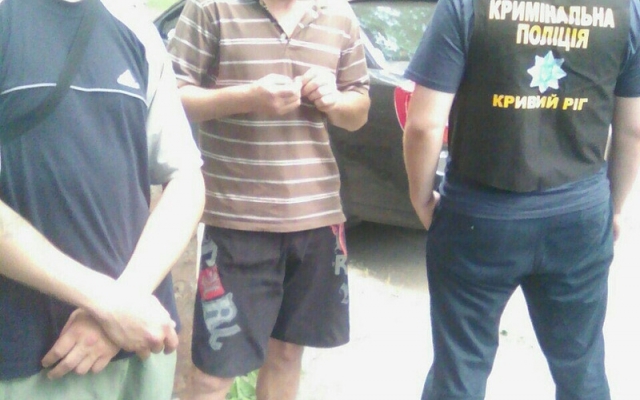 В Кривом Роге полиция арестовала парня с 50-ю пакетами марихуаны Фото № 1 В Кривом Роге полиция арестовала парня с 50-ю пакетами марихуаны Фото № 1
