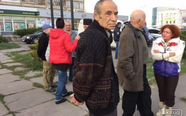 Криворожане вышли на акцию в поддержку митингующих в Киеве украинцев Фото № 2 Криворожане вышли на акцию в поддержку митингующих в Киеве украинцев Фото № 2