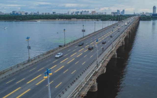 Мост Патона в очередной раз превратился в водопад: прорвало трубу в двух местах (ВИДЕО) Фото № 0 Мост Патона в очередной раз превратился в водопад: прорвало трубу в двух местах (ВИДЕО) Фото № 0