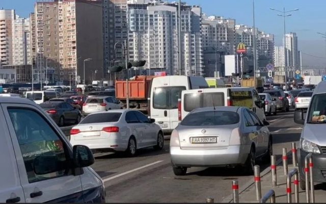 В Киеве в первый день локдауна 8-бальные пробки на дорогах и пустой общественный транспорт (ФОТО) Фото № 0 В Киеве в первый день локдауна 8-бальные пробки на дорогах и пустой общественный транспорт (ФОТО) Фото № 0