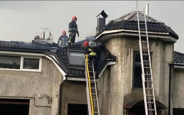 Чудом спаслись: жильцы успели в последнее мгновение выскочить из дома, на который упал самолет на Ивано-Франковщине (ФОТО) Фото № 0 Чудом спаслись: жильцы успели в последнее мгновение выскочить из дома, на который упал самолет на Ивано-Франковщине (ФОТО) Фото № 0