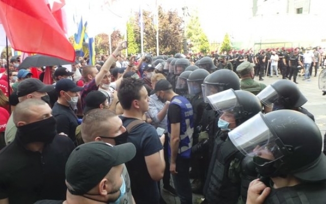 Яйца, задержания и Яйца, задержания и