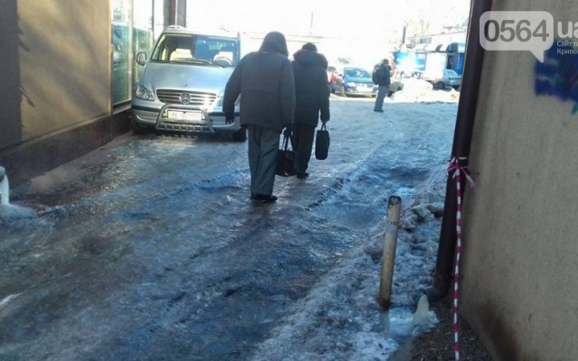 В Кривом Роге обледеневшие тротуары создают массу проблем горожанам Фото № 14 В Кривом Роге обледеневшие тротуары создают массу проблем горожанам Фото № 14