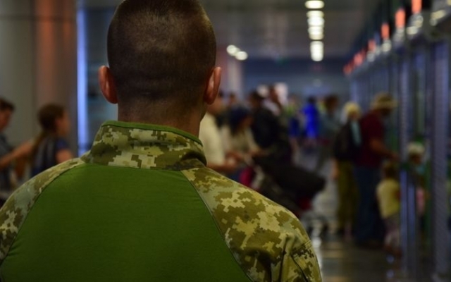 Украинские пограничники спасли жизнь иностранному гражданину в аэропорту Украинские пограничники спасли жизнь иностранному гражданину в аэропорту