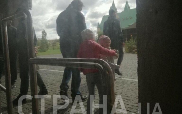 Кличко прилетел в зоопарк на вертолете Фото № 1 Кличко прилетел в зоопарк на вертолете Фото № 1