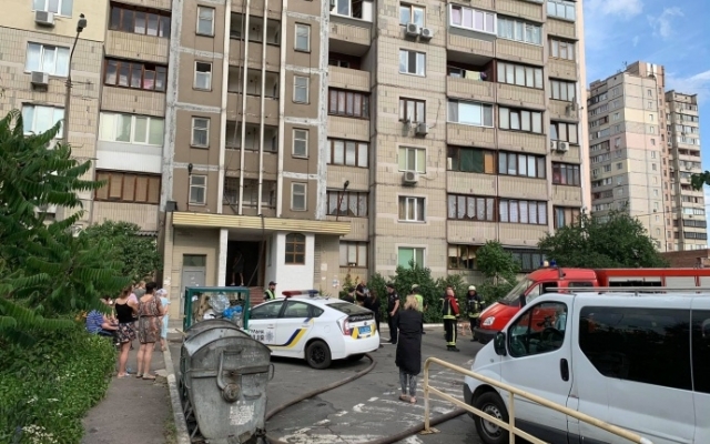 На Позняках вновь беда: на той же улице, где произошел ранее взрыв, загорелась многоэтажка (ФОТО, ВИДЕО) Фото № 2 На Позняках вновь беда: на той же улице, где произошел ранее взрыв, загорелась многоэтажка (ФОТО, ВИДЕО) Фото № 2