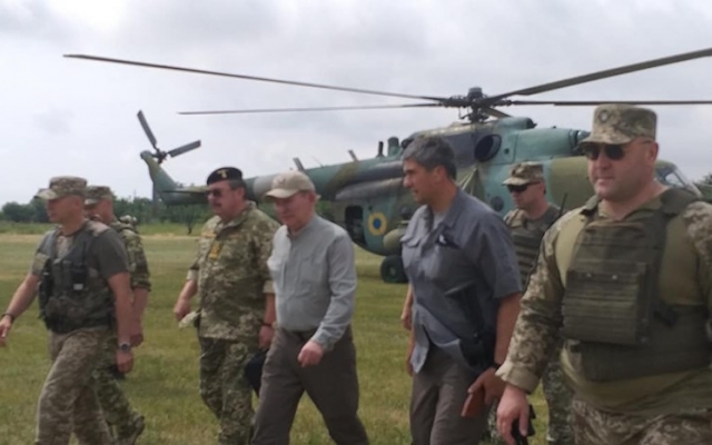 Леонид Кучма на Луганщине проконтролировал процесс разведения войск Фото № 1 Леонид Кучма на Луганщине проконтролировал процесс разведения войск Фото № 1