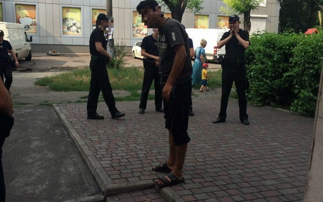 Полицейские разговором утихомирили мужчину с ножом Фото № 0 Полицейские разговором утихомирили мужчину с ножом Фото № 0