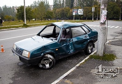 В Кривом Роге легковушка врезалась в столб и снесла дорожный знак Фото № 0 В Кривом Роге легковушка врезалась в столб и снесла дорожный знак Фото № 0