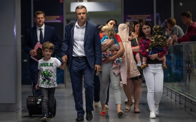 Дети скандально известной семьи Сусляк вернулись из Грузии на президентском самолете Фото № 0 Дети скандально известной семьи Сусляк вернулись из Грузии на президентском самолете Фото № 0