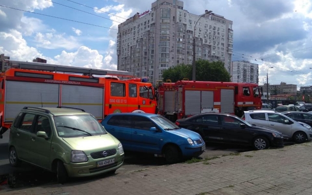 Мэр Киева сообщил, что на Минском рынке в Киеве обнаружены две бомбы (ФОТО) Фото № 0 Мэр Киева сообщил, что на Минском рынке в Киеве обнаружены две бомбы (ФОТО) Фото № 0
