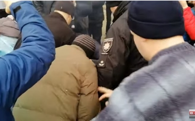 Поджег себя сам: у Офиса президента мужчина пылал у всех на глазах (ФОТО 18+) Фото № 0 Поджег себя сам: у Офиса президента мужчина пылал у всех на глазах (ФОТО 18+) Фото № 0