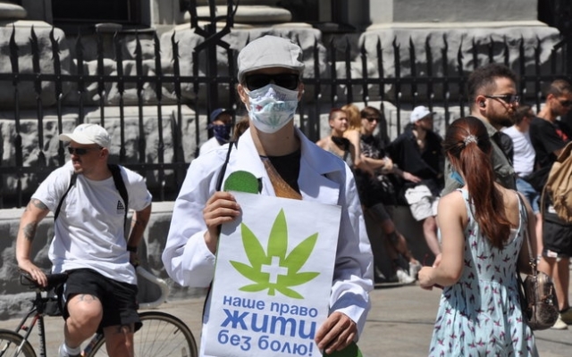 Под Офисом президента проходит акция за легализацию наркотических средств (ФОТО) Фото № 1 Под Офисом президента проходит акция за легализацию наркотических средств (ФОТО) Фото № 1