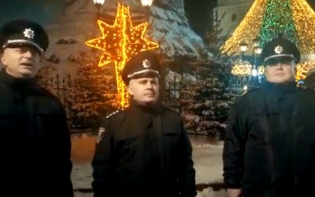 Оркестр полиции виртуозно исполнил «Щедрик» на Софийской площади Киева (ВИДЕО) Фото № 0 Оркестр полиции виртуозно исполнил «Щедрик» на Софийской площади Киева (ВИДЕО) Фото № 0
