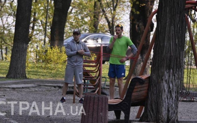 Под охраной и с личным тренером. Зеленский занимается спортом в парке под Верховной Радой Фото № 0 Под охраной и с личным тренером. Зеленский занимается спортом в парке под Верховной Радой Фото № 0