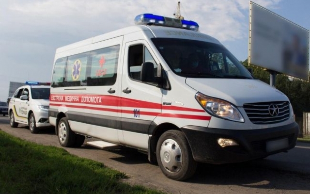 В Запорожье неадекват едва не разгромил машину скорой помощи Фото № 0 В Запорожье неадекват едва не разгромил машину скорой помощи Фото № 0
