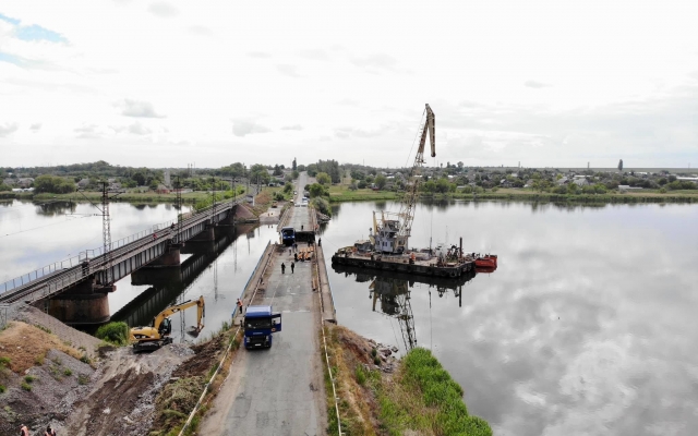 Под городом Днепр обвалился мост с ехавшей по нему фурой (ФОТО, ВИДЕО) Фото № 5 Под городом Днепр обвалился мост с ехавшей по нему фурой (ФОТО, ВИДЕО) Фото № 5