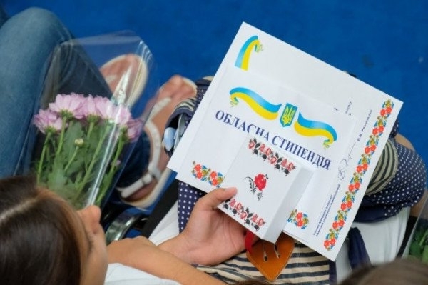 Школьница из Кривого Рога получила областную стипендию Фото № 2 Школьница из Кривого Рога получила областную стипендию Фото № 2