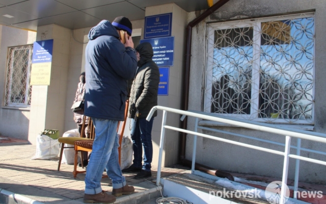 Вышли и приковали себя цепями: на Донбассе протестуют шахтеры (ФОТО) Фото № 1 Вышли и приковали себя цепями: на Донбассе протестуют шахтеры (ФОТО) Фото № 1