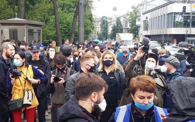 Под Верховной Радой протесты за отставку Арсена Авакова: кого подозревают в лоббировании вопроса (ФОТО, ВИДЕО) Фото № 4 Под Верховной Радой протесты за отставку Арсена Авакова: кого подозревают в лоббировании вопроса (ФОТО, ВИДЕО) Фото № 4
