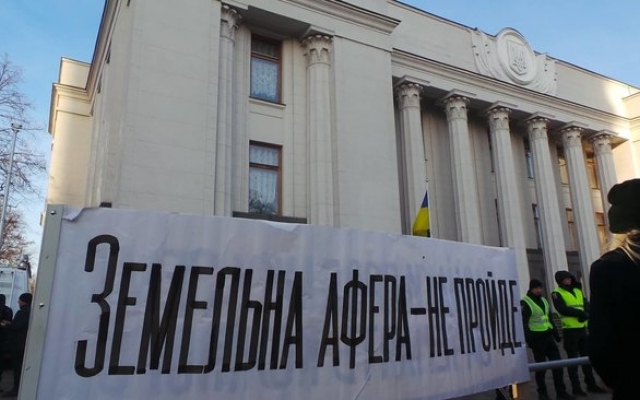 Копья, камни, газ и зеленка: под Верховной Радой митинги (ФОТО, ВИДЕО) Фото № 0 Копья, камни, газ и зеленка: под Верховной Радой митинги (ФОТО, ВИДЕО) Фото № 0