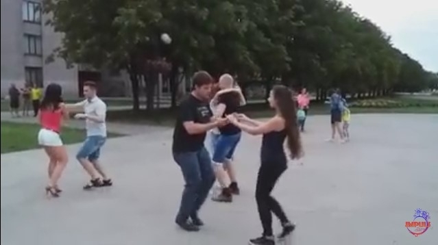 В Кривом Роге дети устроили танцевальный флешмоб Фото № 0 В Кривом Роге дети устроили танцевальный флешмоб Фото № 0