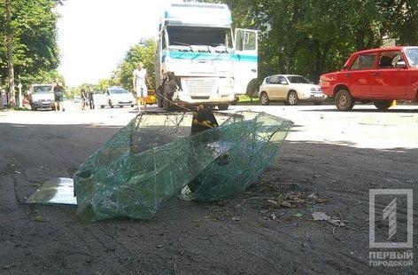 В Центрально-Городском районе столкнулись две фуры, пострадала девушка Фото № 7 В Центрально-Городском районе столкнулись две фуры, пострадала девушка Фото № 7