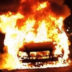 Во дворе одного из домов на площади Поля загорелся Range Rover Фото № 0 Во дворе одного из домов на площади Поля загорелся Range Rover Фото № 0