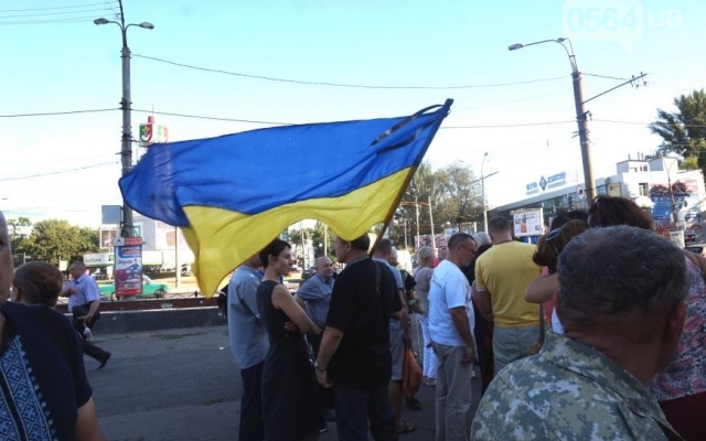 В Кривом Роге участники АТО и родственники погибших солдат провели митинг-реквием по погибшим в В Кривом Роге участники АТО и родственники погибших солдат провели митинг-реквием по погибшим в