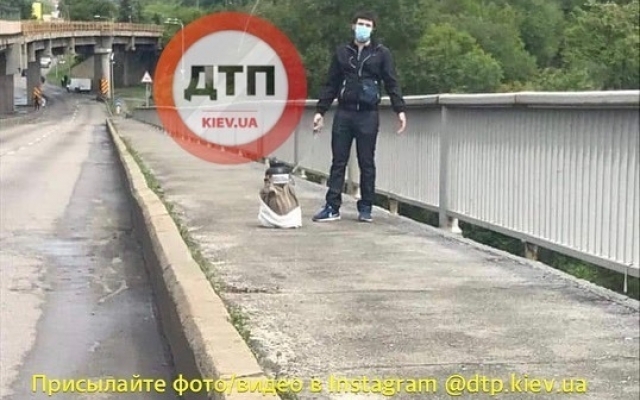 В Киеве сообщили о минировании моста метро, здесь находится человек с пакетом и пультом Фото № 0 В Киеве сообщили о минировании моста метро, здесь находится человек с пакетом и пультом Фото № 0