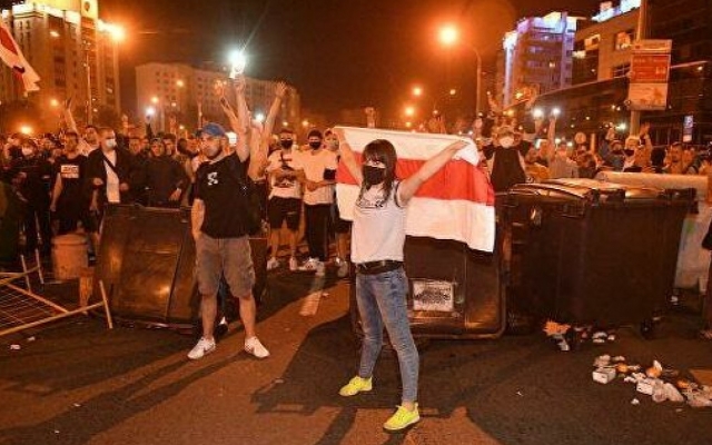 Протестующих разгоняли водометами, резиновыми пулями, светошумовыми гранатами и слезоточивым газом: протесты охватили Беларусь (ФОТО, ВИДЕО) Фото № 1 Протестующих разгоняли водометами, резиновыми пулями, светошумовыми гранатами и слезоточивым газом: протесты охватили Беларусь (ФОТО, ВИДЕО) Фото № 1