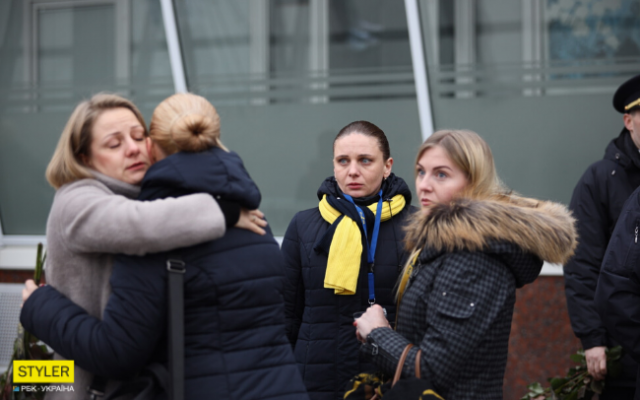 Встречали на коленях: в Борисполь прибыл экипаж с телами украинцев (ФОТО, ВИДЕО) Фото № 20 Встречали на коленях: в Борисполь прибыл экипаж с телами украинцев (ФОТО, ВИДЕО) Фото № 20