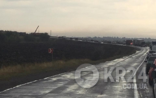 При въезде в Кривой Рог на мосту перевернулась фура и вылетела за пределы дороги, обошлось без жертв Фото № 0 При въезде в Кривой Рог на мосту перевернулась фура и вылетела за пределы дороги, обошлось без жертв Фото № 0