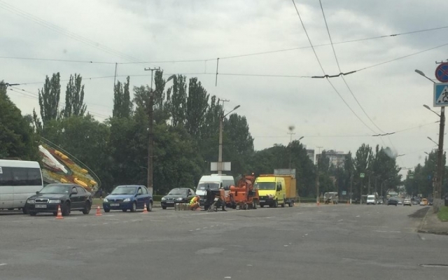 В Кривом Роге ремонтируют асфальтное покрытие центральных улиц Фото № 4 В Кривом Роге ремонтируют асфальтное покрытие центральных улиц Фото № 4